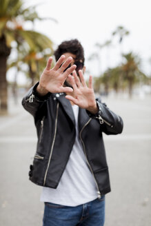 Spanien, Barcelona, junger Mann auf Promenade mit erhobenen Handflächen - MAUF01572