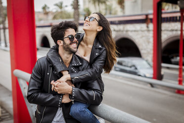 Spanien, Barcelona, glückliches junges Paar in der Stadt - MAUF01583