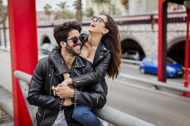 Spanien, Barcelona, glückliches junges Paar in der Stadt - MAUF01584