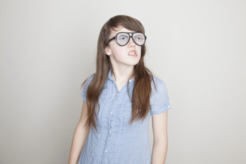 Mädchen mit falscher Brille und Grimasse - ISF18651