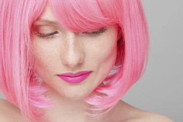 Nahaufnahme eines Teenagers mit rosa Haaren - ISF18660
