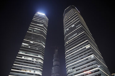 Beleuchtete Wolkenkratzer bei Nacht, Shanghai, China - ISF18732