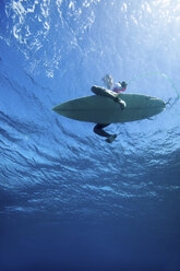 Niedriger Blickwinkel eines Surfers im Wasser - ISF18742