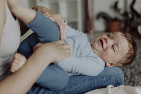 Mutter kuschelt mit ihrem kleinen Sohn, lizenzfreies Stockfoto