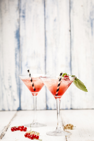 Frose, Rosen-Slushie mit roten Johannisbeeren, lizenzfreies Stockfoto