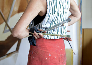 Malerin in ihrem Atelier, mit Pinseln in der Hand - BFRF01877