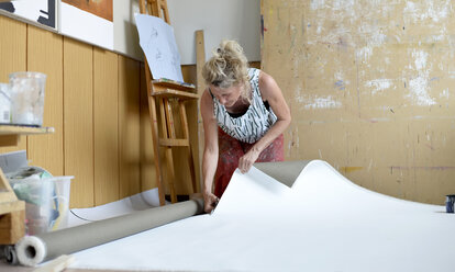 Malerin in ihrem Atelier, Papier schneiden - BFRF01880