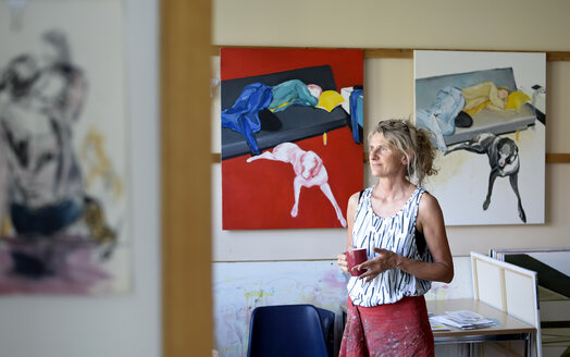 Malerin in ihrem Atelier, mit Blick zur Seite - BFRF01885