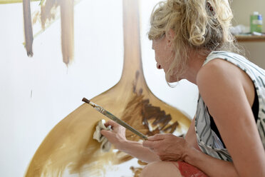 Malerin in ihrem Atelier, Malerei - BFRF01886