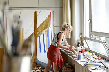 Female painter in her atelier - BFRF01887