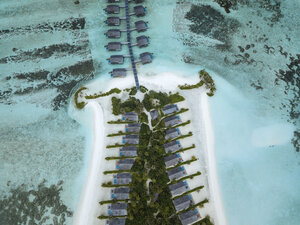 Malediven, Luftaufnahme von Wasserbungalows - KNTF01156