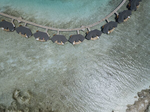 Malediven, Luftaufnahme von Wasserbungalows - KNTF01164