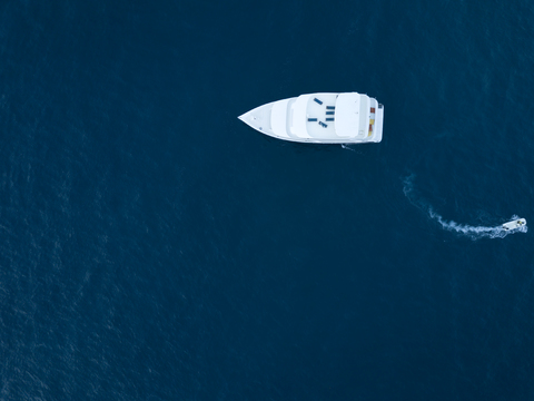 Malediven, Luftaufnahme von Yacht und kleinem Boot, lizenzfreies Stockfoto