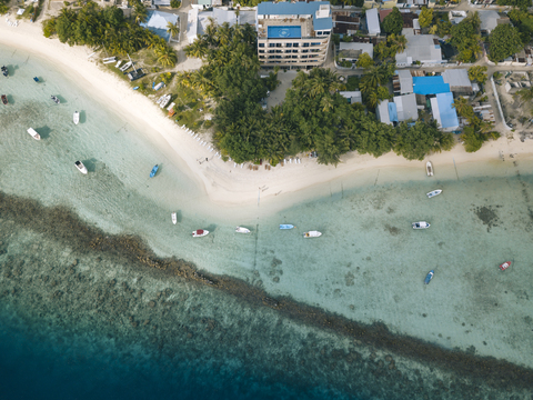 Malediven, Luftaufnahme von Strand und Booten, lizenzfreies Stockfoto