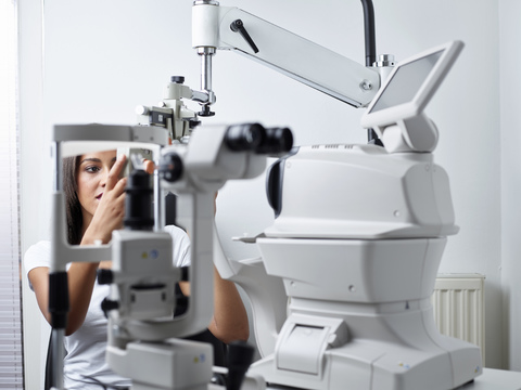 Optiker, Junge Frau beim Sehtest, lizenzfreies Stockfoto