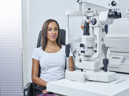 Optiker, Junge Frau vor Sehtest - CVF01033