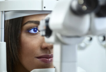 Optiker, Junge Frau beim Sehtest - CVF01034