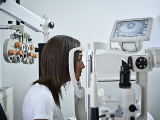 Optiker, Junge Frau beim Sehtest - CVF01037