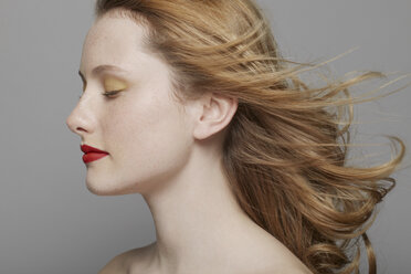 Profil einer jungen Frau mit lockigem rotem Haar und Make-up - ISF18771
