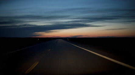 Straße bei Sonnenuntergang, South Dakota, USA - ISF18783