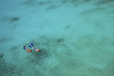 Paar beim Schnorcheln in tropischem Wasser - ISF18827