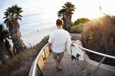 Surfer geht die Treppe hinunter zum Strand - ISF18899