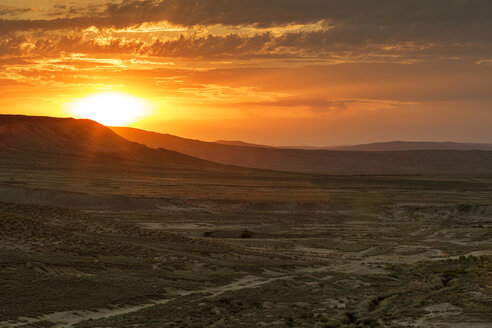 Aserbaidschan, Gobustan, Gobustan-Nationalpark bei Sonnenaufgang - FPF00184