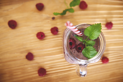 Glas Himbeer-Smoothie, Ansicht von oben, lizenzfreies Stockfoto