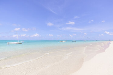 Mauritius, Grand Port District, Pointe d'Esny, Segelboote in türkisfarbenem Wasser, blauer Himmel und Wolken - MMAF00423