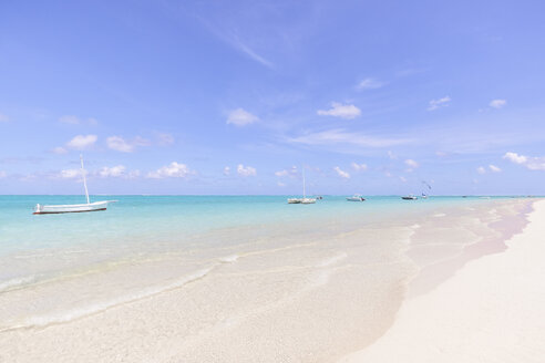 Mauritius, Grand Port District, Pointe d'Esny, Segelboote in türkisfarbenem Wasser, blauer Himmel und Wolken - MMAF00423