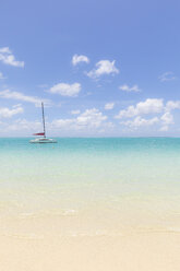 Mauritius, Grand Port District, Pointe d'Esny, Segelboot in türkisfarbenem Wasser, blauer Himmel und Wolken - MMAF00424