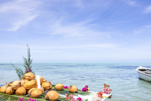 Mauritius, La Gaulette, Kokosnüsse am Stand am Strand - MMAF00433