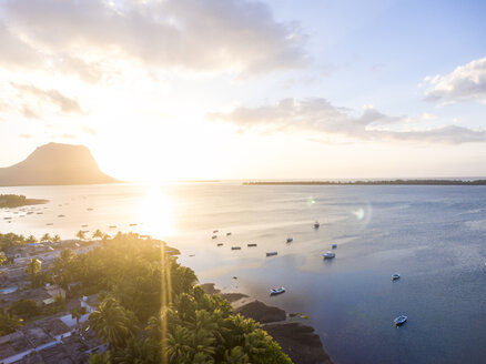 Mauritius, La Gaulette, Luftaufnahme des Le Morne Brabant bei Sonnenuntergang - MMAF00434