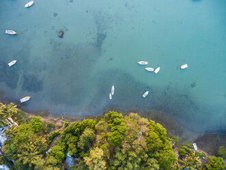 Mauritius, Riviere Noire, La Gaulette, Boote auf dem Wasser, Drohnenansicht - MMAF00435