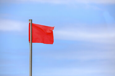 Rote Fahne weht im Wind - MMAF00436