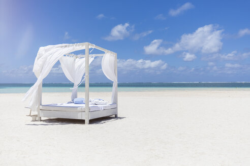 Mauritius, Belle Mare, weißes Strandbett am Strand, blauer Himmel und Wolken - MMAF00439