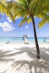 Mauritius, Bezirk Pamplemousses, Trau-aux-Biches, Blick vom Palmenstrand zum überdachten Bootssteg - MMAF00441