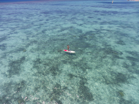 Mauritius, junge Frau auf Stand Up Paddling Board, lizenzfreies Stockfoto