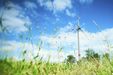 Windkraftanlage in einem grasbewachsenen ländlichen Gebiet - CUF43679