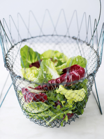 Drahtschüssel mit gemischtem Salat, lizenzfreies Stockfoto