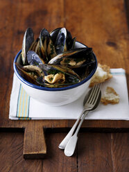 Bowl of peppered mussels - CUF43750