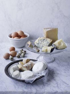 Auswahl an Käse und Eiern - CUF43757