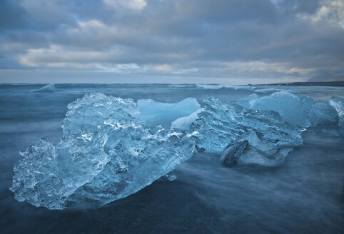 Nahaufnahme eines Eisbergs am Strand, Jokulsarlon, Island - ISF19016