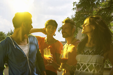 Four friends with drinks in sunlight - ISF19076