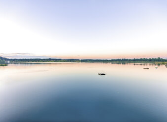 Deutschland, Bayern, Rimsting, Blick über den Chiemsee, Schafwaschener Winkel, Bucht am Abend - MMAF00444