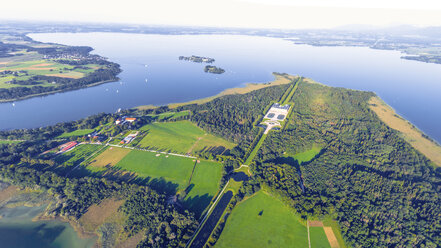 Deutschland, Bayern, Luftaufnahme der Herreninsel, Schloss Herrenchiemsee - MMA00453