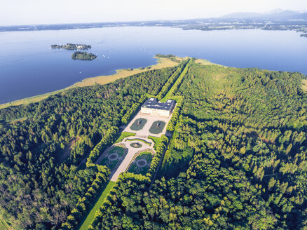 Deutschland, Bayern, Luftaufnahme der Herreninsel, Schloss Herrenchiemsee - MMA00457