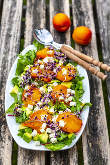 Grüner Salat mit gebratenen Aprikosen, Avocado, Feta-Käse und Radieschensprossen - SARF03868