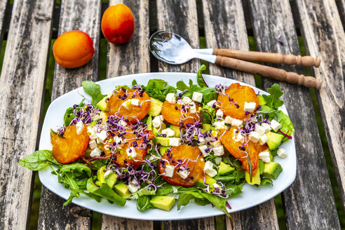 Grüner Salat mit gebratenen Aprikosen, Avocado, Feta-Käse und Radieschensprossen - SARF03869