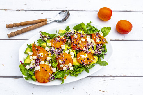 Grüner Salat mit gebratenen Aprikosen, Avocado, Feta-Käse und Radieschensprossen - SARF03870